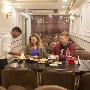 Hotel Devrana Delhi Airport ***